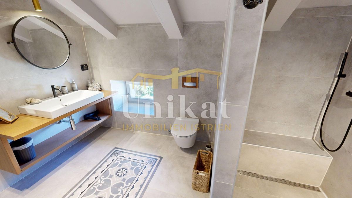 Splendida tenuta con due case in pietra e piscina